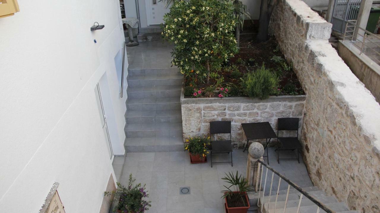 City Center Garden Apartments Шибеник Экстерьер фото
