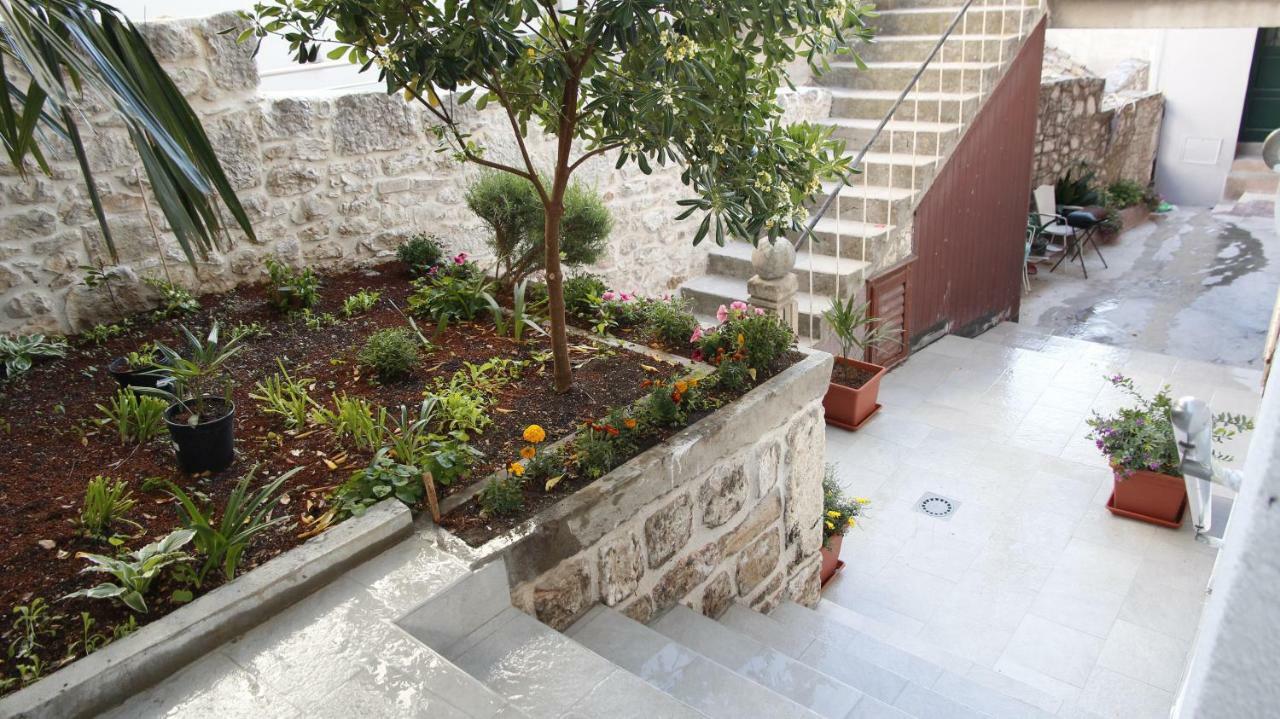 City Center Garden Apartments Шибеник Экстерьер фото
